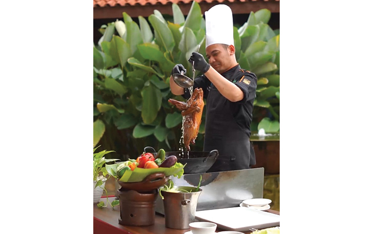Salah satu Chef di Lorin Solo Hotel tengah membuat Roasted Peking Duck