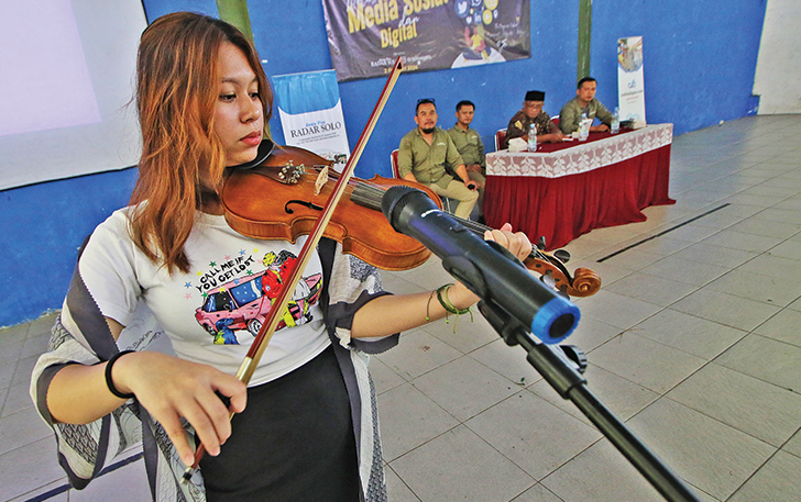 Penampilan mahasiswa Etnomusikologi FSP ISI Surakarta, Sekar yang membawakan instrumen lagu khas Betawi bertajuk Sirih Kuning dalam Safari jurnalistik bertajuk Zetizen Goes to School di SMAN 1 Simo.