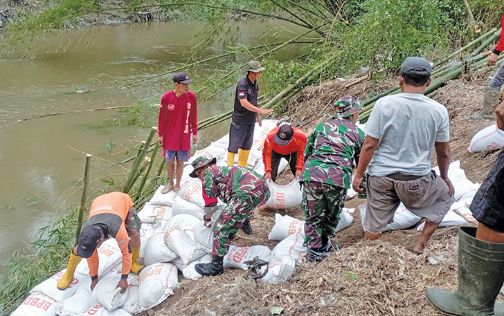 CEGAH BANJIR: Gotong-royong perbaikan tanggul di tanggul Kali Dengkeng, Dusun Gonalan, Desa Bawak, Kecamatan Cawas, Minggu (4/2).