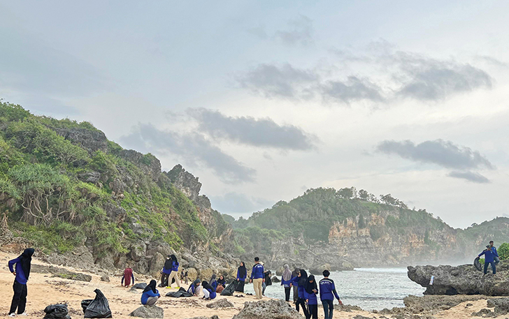 BAKSOS: Sejumlah pemuda dari Hizbul Wathan Universitas Muhammadiyah Surakarta (UMS) melaksanakan giat bersih-bersih kawasan pantai di Gunungkidul, DI Jogjakarta, belum lama ini.