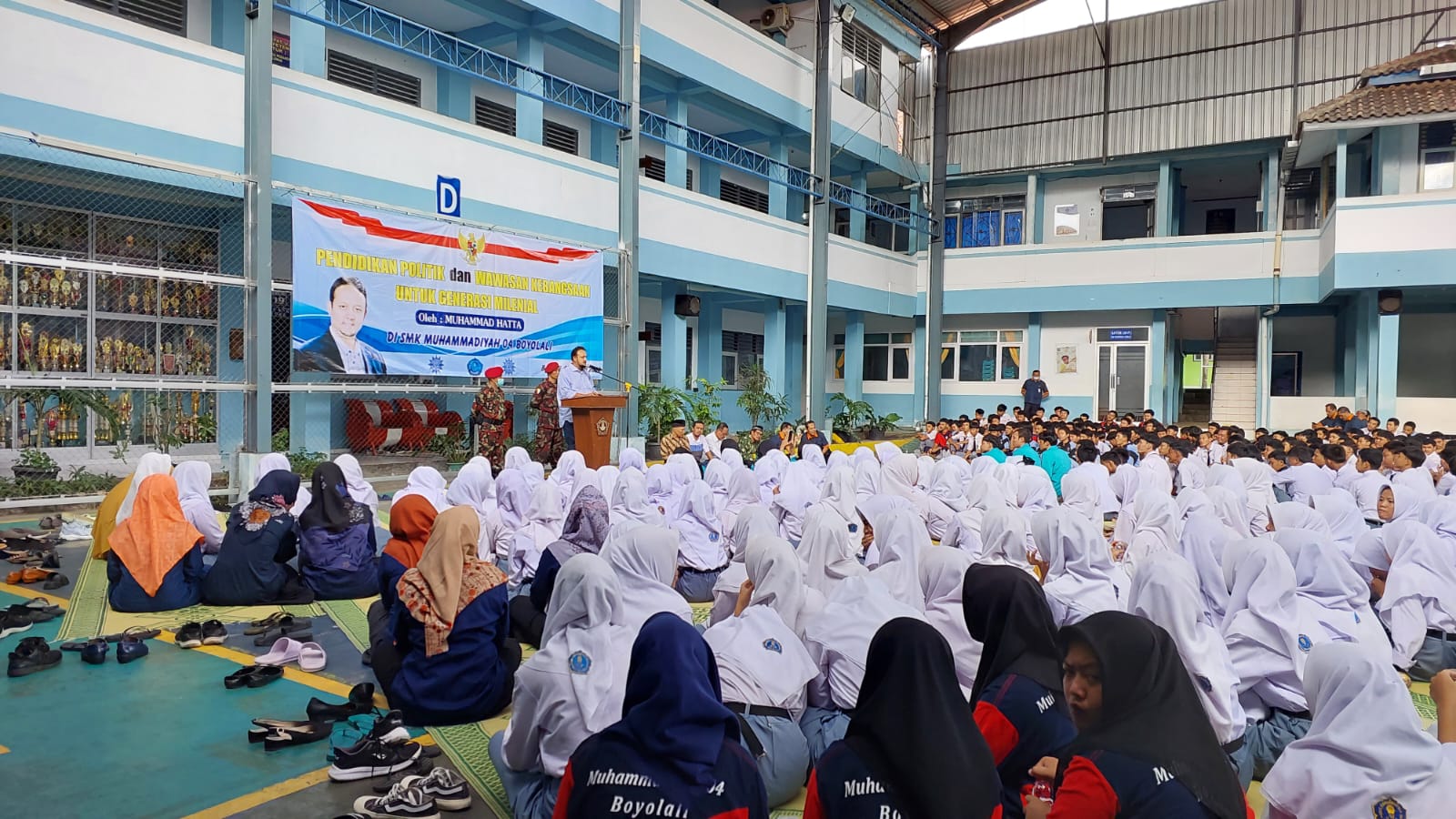 Anggota DPR RI Mohammad Hatta berinteraksi dengan siswa SMK Muhammadiyah 4 Boyolali, Selasa (6/2/2024).