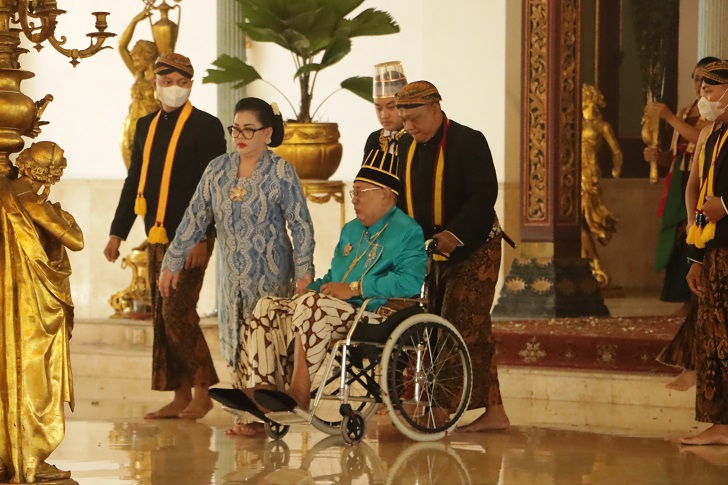 Raja Keraton Solo PB XIII Hangbehi tiba di Dalam Ageng didamping permaisuri (dua dari kanan) dan putra mahkota (sisi belakang)