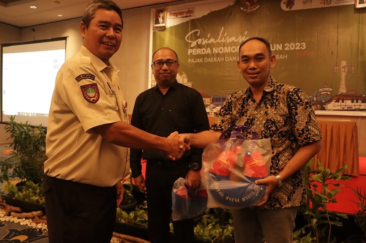 Kepala Bapenda Kota Surakarta Tulus Widajat (kiri) serahkan cenderamata.