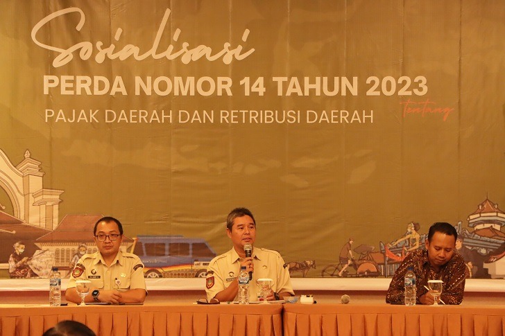 Kepala Bapenda Kota Surakarta Tulus Widajat (tengah) sosialisasikan Perda Nomor 14 Tahun 2023 tentang Pajak Daerah dan Retribusi Daerah di Swiss-Belinn Saripetojo Solo, Rabu (7/2/2024).