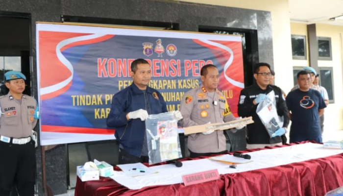 Polres Penajam Paser Utara (PPU) gelar konferensi pers pengungkapan kasus pembunuhan terhadap 5 orang yang merupakan satu keluarga.
