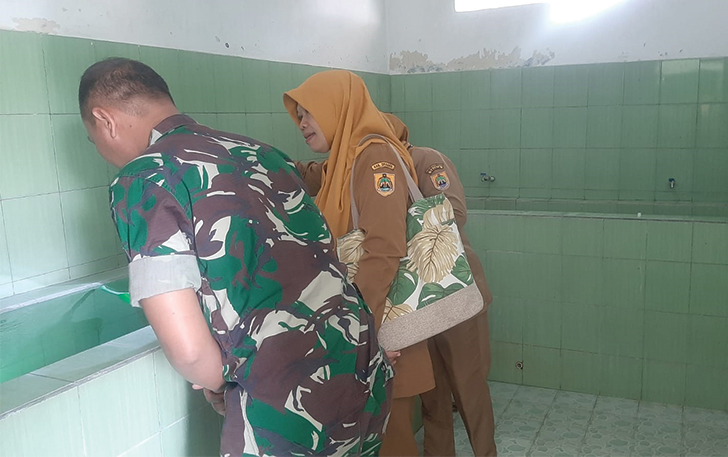 PATROLI: Petugas jumantik memantau bak penampungan warga