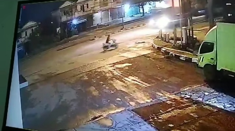 Pelaku pencurian sepeda motor di Jalan Raya Solo-Semarang, Kecamatan Teras, Kabupaten Boyolali terekam kamera pemantau.