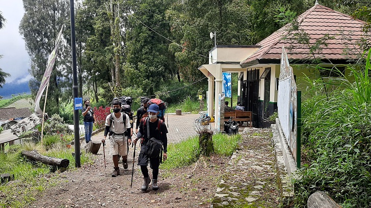 Pendaki melintasi jalur pendakian Gunung Merbabu via Selo belum lama ini.