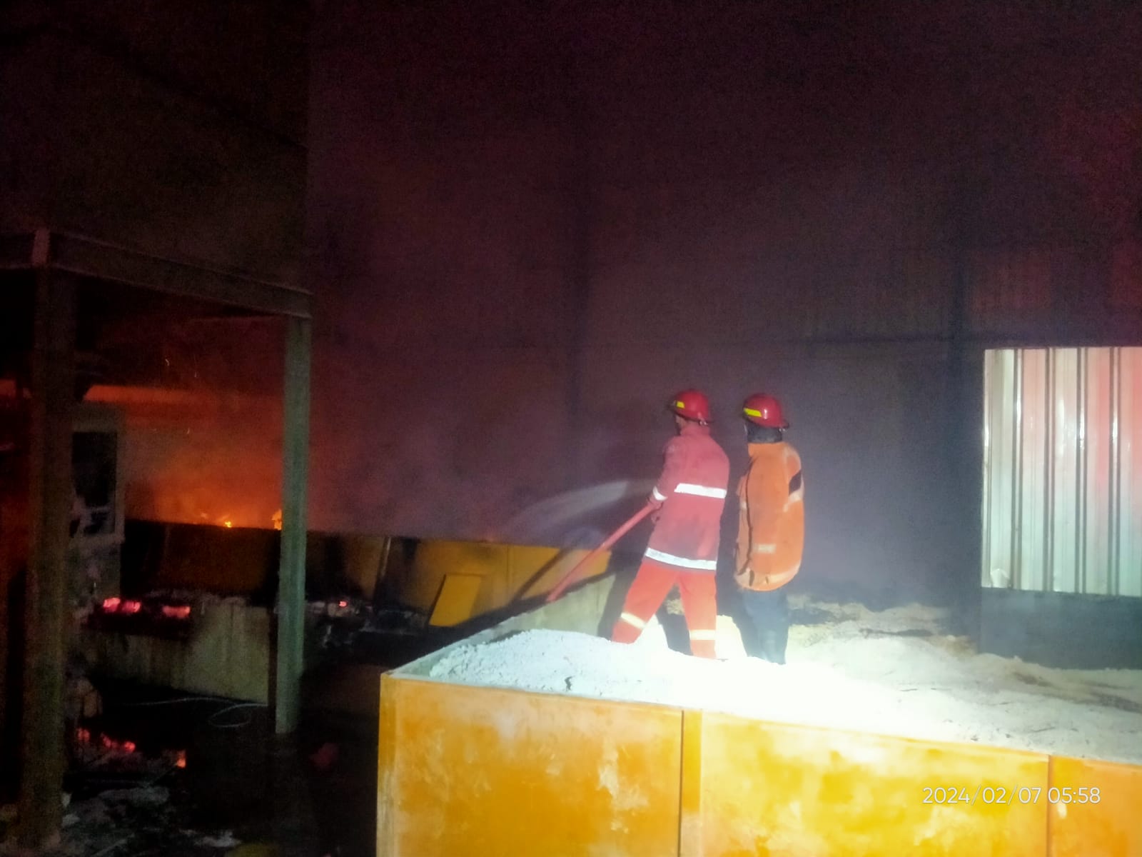 Persondel Damkar Sukoharjo padamkan api yang membakar pabrik tepung di Desa Jetis, Kecamatan Baki, Kabupaten Sukoharjo, Rabu (7/2/2024).