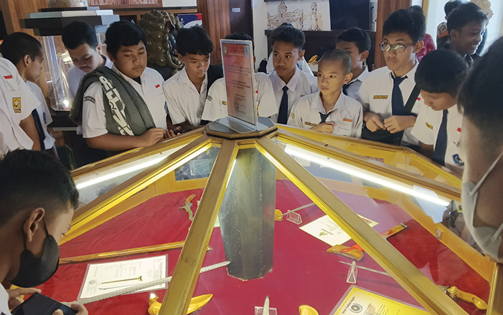 LIHAT KOLEKSI: Siswa salah satu sekolah di Kota Solo mengunjungi Museum Keris Nusantara, kemarin.