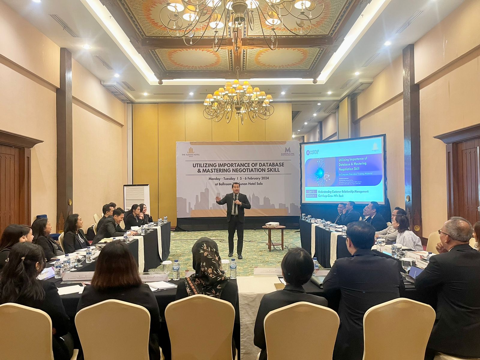 Exclusive Fasilititator  MarkPlus Institute Argo Bramantya beri paparan tenteng Utilizing Importance of Database & Mastering Negotiation Skill kepada karyawan The Sunan Hotel Solo, 5-6 Februari 2024
