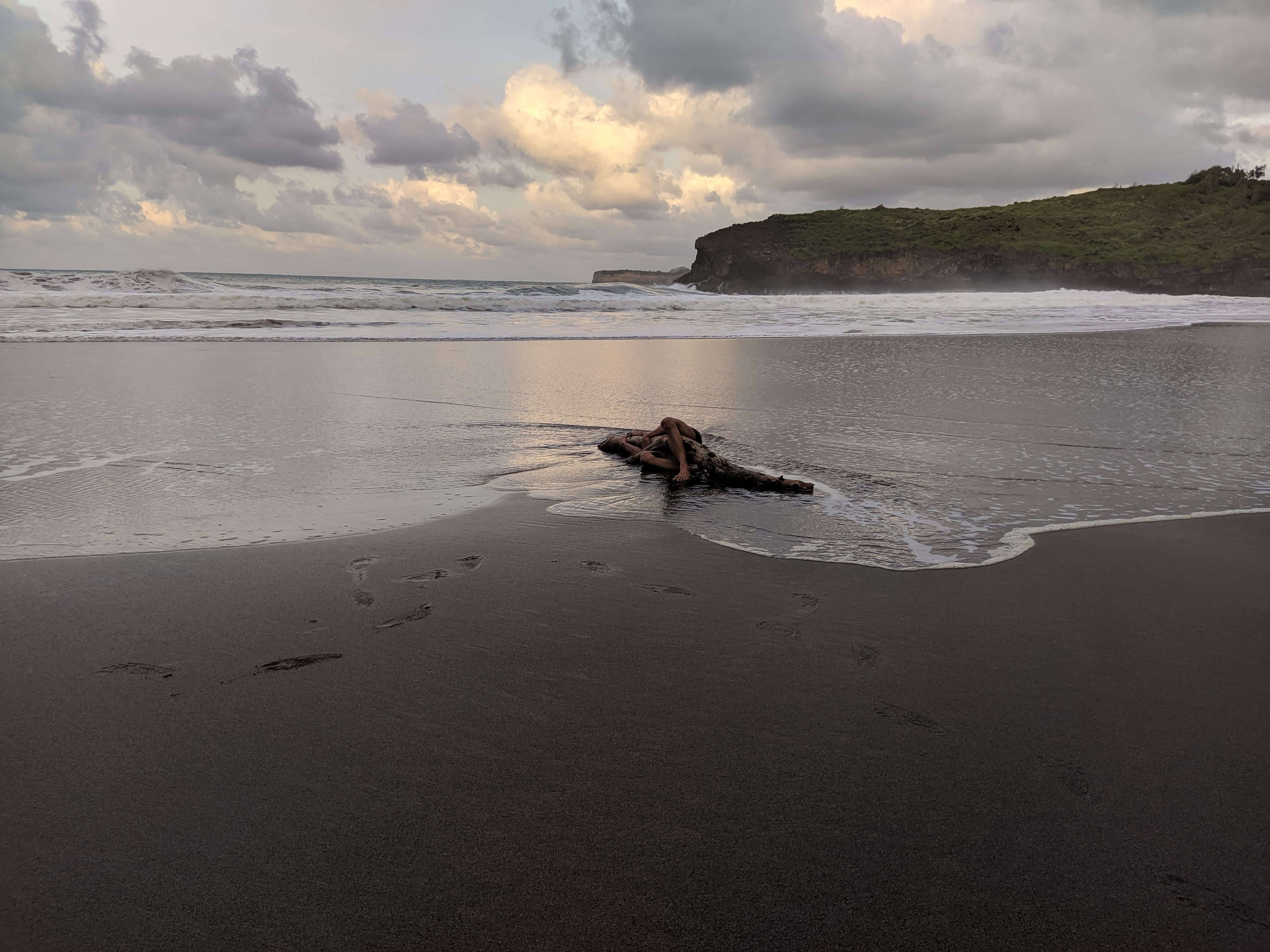 Salah satu aksi Razan ketika menari di atas pasir pantai.