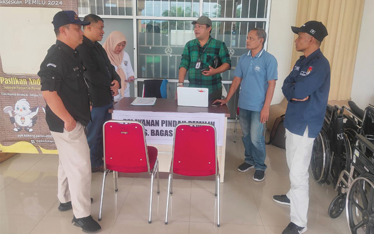 Ketua Divisi Perencanaan Data dan Informasi KPU Klaten David Indrawan saat meninjau posko DPTb yang dibuka di sejumlah rumah sakit