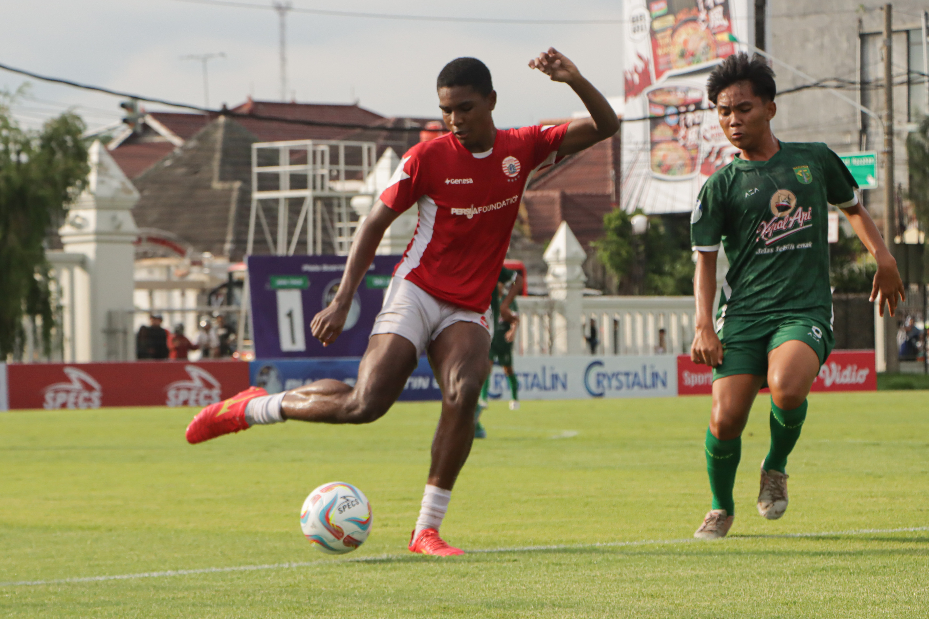 Persija Jakarta melawan Persebaya Surabaya di final Piala Soeratin U-15 di lapangan Kota Barat Kota Solo.  (M. IHSAN/RADAR SOLO)