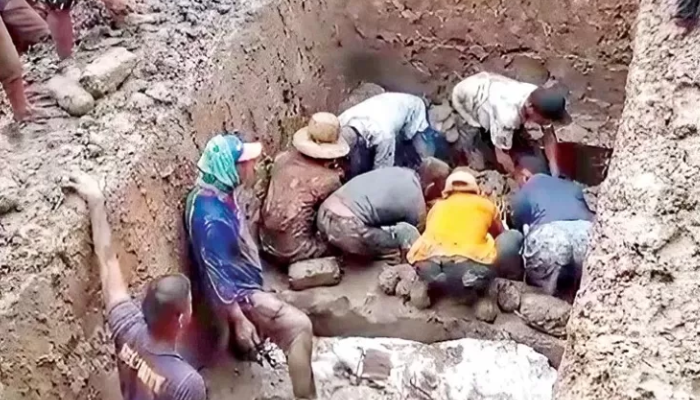 Pemakaman para korban pembunuhan satu keluarga di PPU, di Desa Sebakung Jaya, Kecamatan Babulu. Lima jenazah dikuburkan dalam satu liang lahat. (Dok. Kaltim Post)
