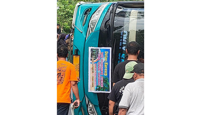 Kondisi bus pariwisata Saestu Trans yang terguling di kawasan Bukit Bego, jalan Imogiri-Dlingo, Bantul, Kamis (8/2).