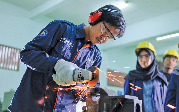 JANGAN LEWATKAN: Mahasiswa melaksanakan praktik industri di laboratorium Fakultas Teknik UMS, belum lama ini.