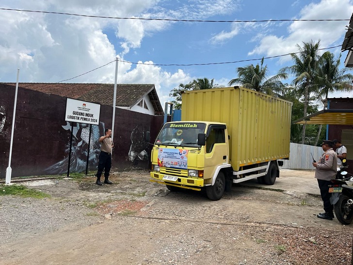 Pengiriman logistik bilik suara Pemilu 2024 dari gudang induk KPU Wonogiri di Kecamatan Sidoharjo, Kamis (8/2/2024).