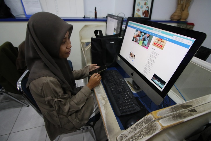 Pekerja kantoran dengan jam kerja dan gaji yang stabil perlu merencanakan keuangan untuk masa depan.