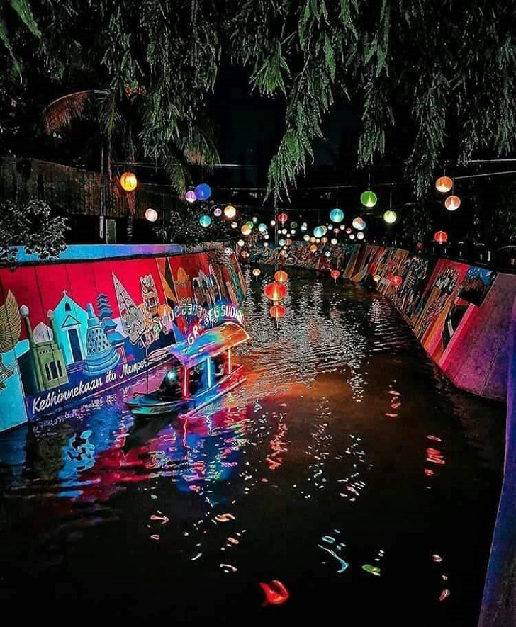 Perahu wisata menyusuri Kali Pepe di Kota Solo di bawah temaram lampion.