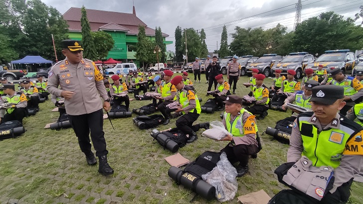 Kapolres Wonogiri AKBP Andi Muhammad Indra Waspada Amirullah cek perlengkapan personel yang akan bertugas di TPS saat apel gelar perlengkapan di Alun-Alun Giri Krida Bakti Wonogiri, Jumat (9/2/2024).