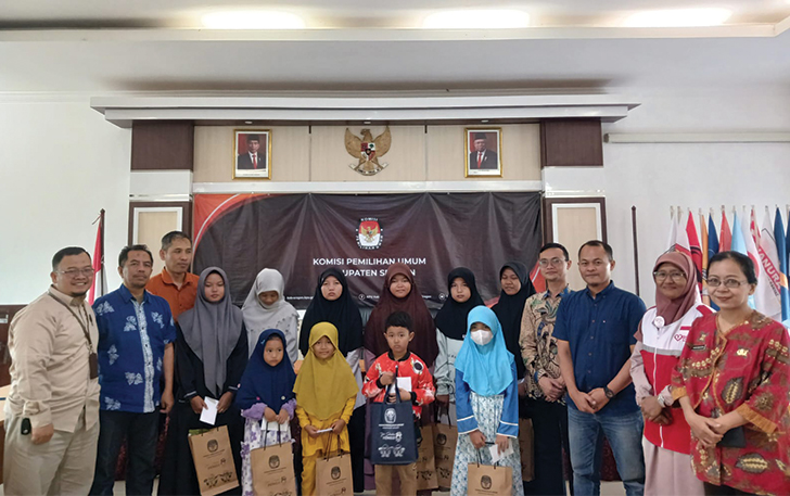 KPU Sragen menggelar kegiatan doa bersama dan pemberian santunan bagi anak-anak yatim, Jumat (9/2/2024).
