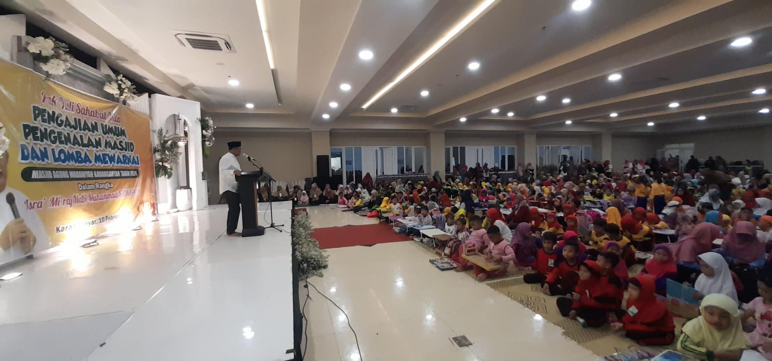 Ribuan anak ikut dalam kegiatan mewarnai di Masjid Agung Madaniyah Karanganyar, Sabtu (10/2/2023).