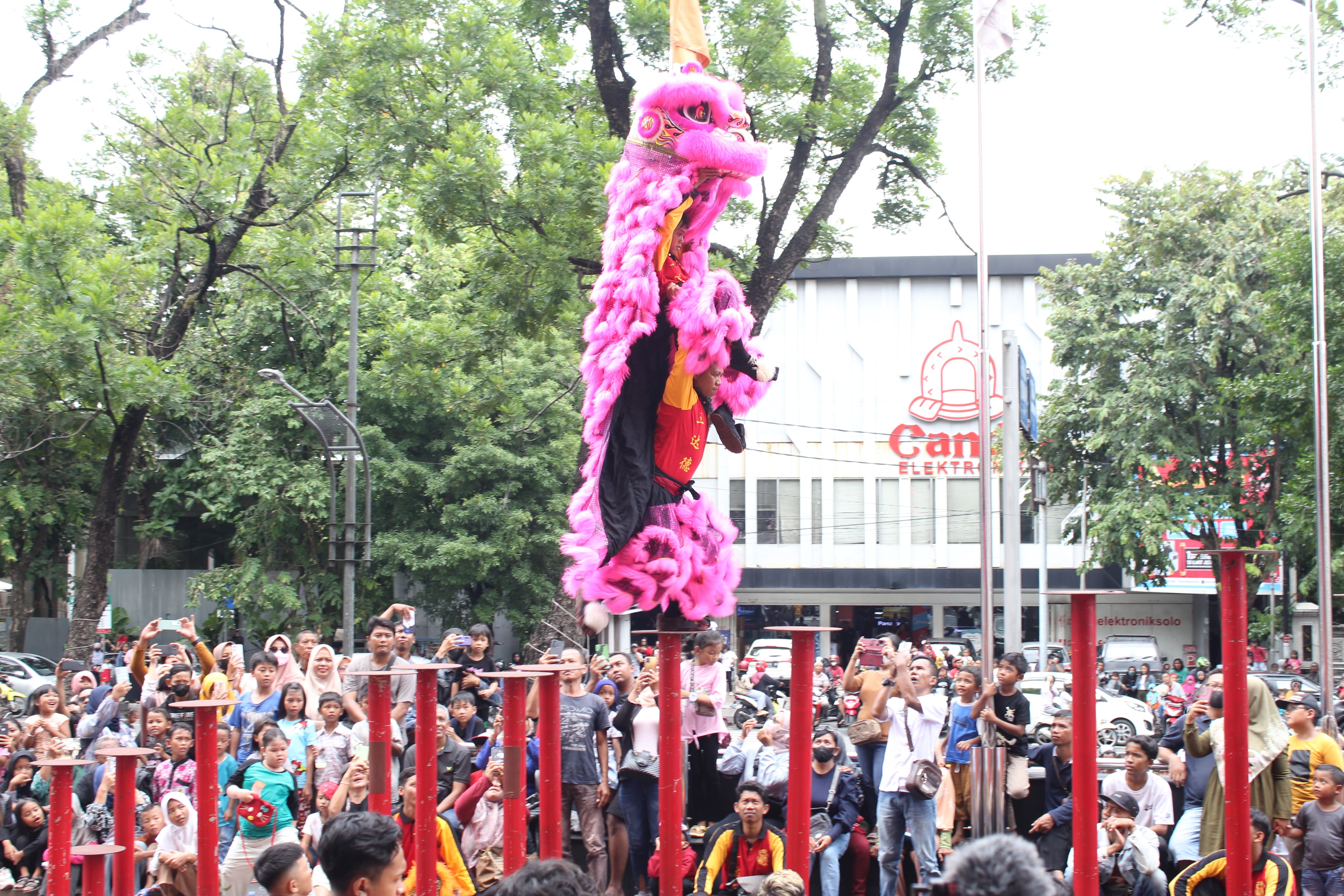 Solo Grand Mall bekerjasama dengan Yayasan Tripusaka Solo menyelenggarakan pertunjukan Barongsai Tonggak dan Liong, Sabtu (10/2/2024)