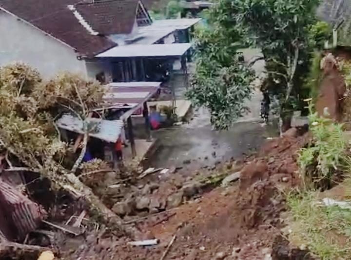Talut di Jalan Karangpandan-Ngargoyoso, Desa Puntuk Rejo, Kecamatan Ngargoyoso, Kabupaten Karanganyar, longsor Sabtu (10/2/2024).