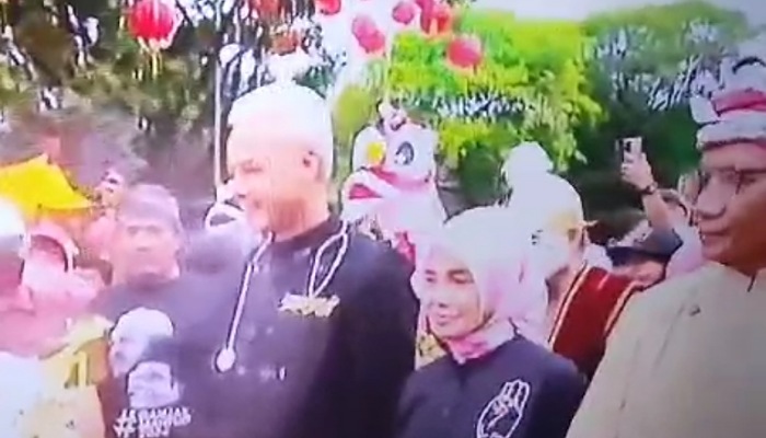 Seniman Blacius Subono memakai kostum Semar warna merah (belakang Ganjar Pranowo) sebelum tiba-tiba ambruk dan meninggal, Sabtu (10/2).