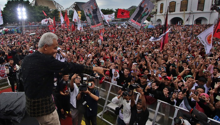 Capres Ganjar Pranowo saat kampanye Hajatan Rakyat di Benteng Vastenburg Solo, Sabtu (10/2).
