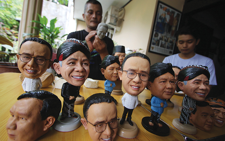 MENARIK PERHATIAN: Action figure tiga capres karya Agus Wiryawan.