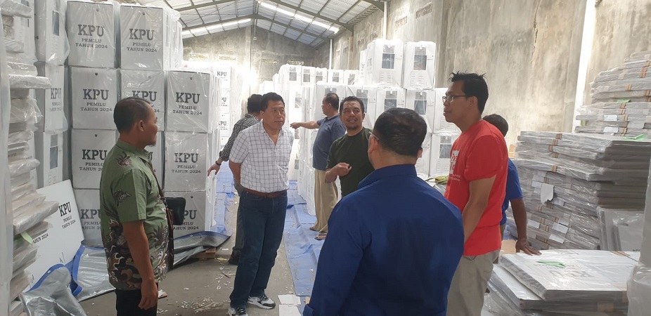 Monitoring logistik Pemilu 2024 di gudang logistik KPU Kab Sragen, Sabtu  (10/2/2024). Hadir komisioner KPU Provinsi Jawa Tengah Basmar Perianto Amron.