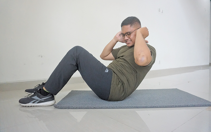 HARUS RUTIN:  Olahraga sit up di dalam ruangan pun bisa dilakukan.