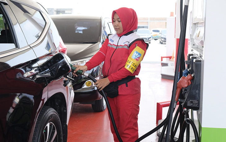 PROFESIONAL: Petugas di sebuah SPBU Pertamina tengah bekerja.