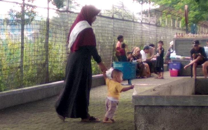 NYAMAN: Warga melihat suasana Bandara Adi Soemarmo dari Taman Dirgantara.