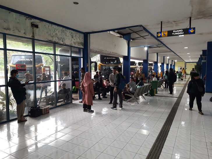 Calon penumpang di Terminal Giri Adipura Wonogiri, Minggu (11/2/2024).