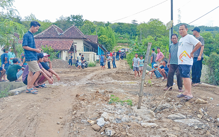 BIKIN KISRUH: Bekas patok cor yang dibongkar pihak tambang pada ruas jalan Desa Ngandong, Kecamatan Gantiwarno, Klaten, Sabtu (10/2/2024)