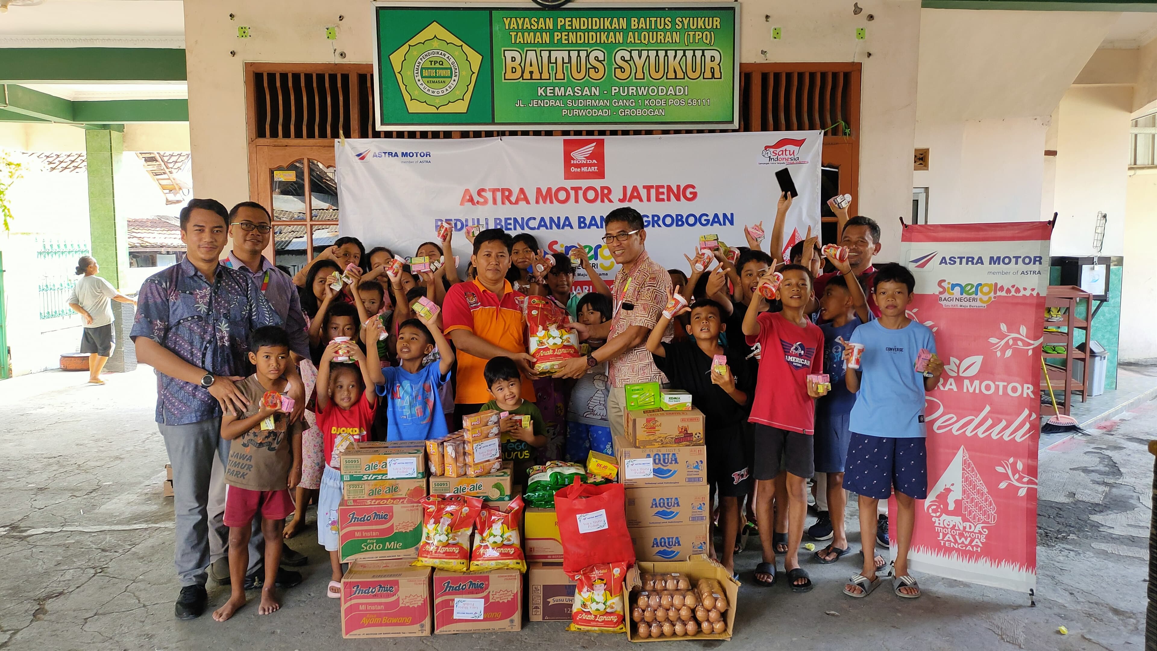 Main Dealer Astra Motor Jateng salurkan bantuan bagi korban bencana banjir di Kabupaten Grobogan, Jumat (9/2/2024).