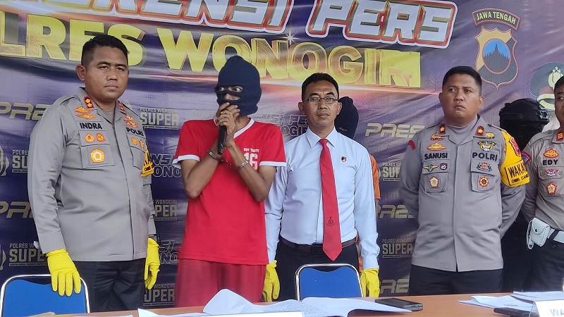 Hz memberikan keterangan saat jumpa pers di Mapolres Wonogiri, Senin (12/2/2024).