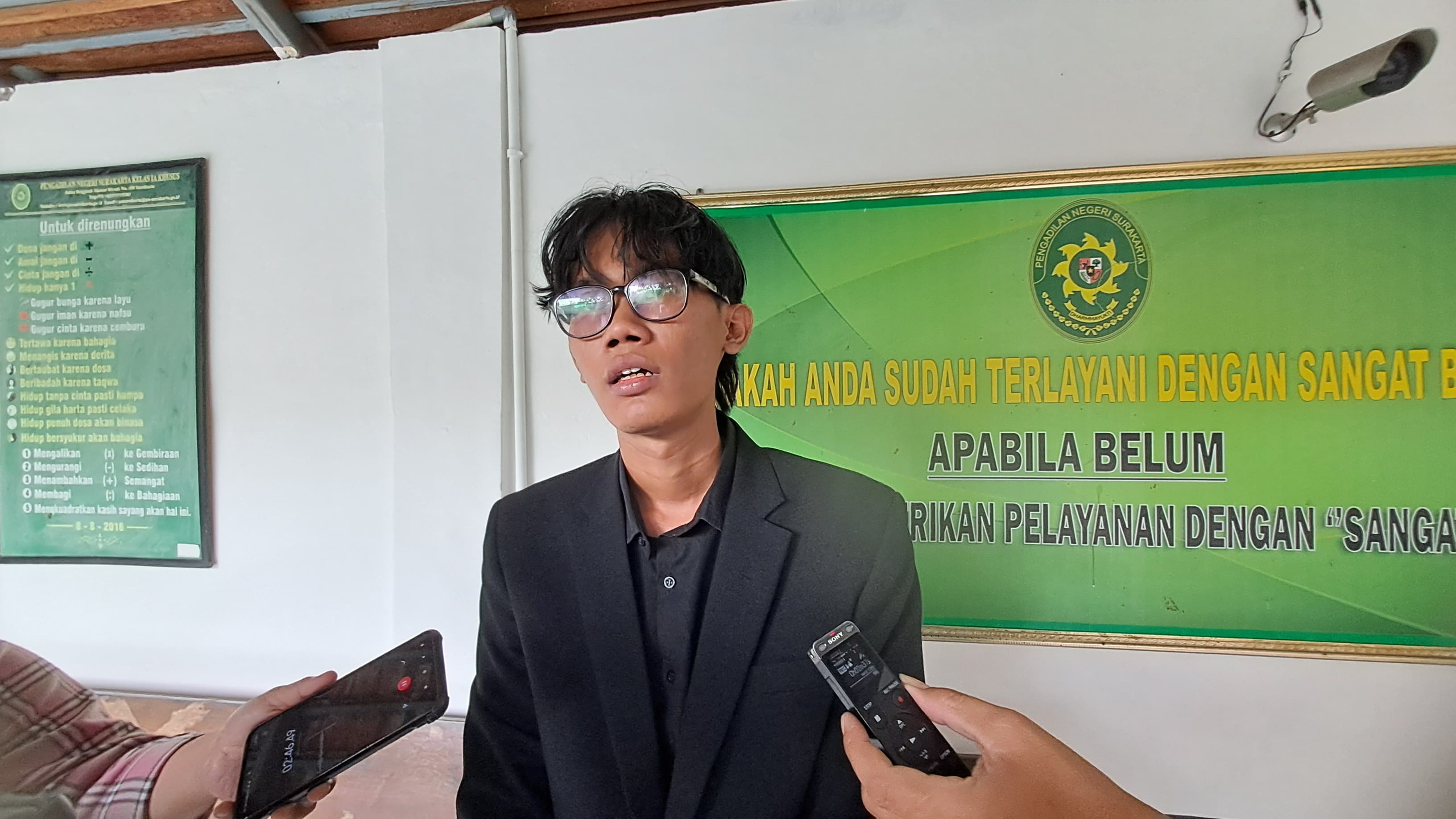 Almas Tsaqibbiru beri keteran pers sebelum proses mediasi gugatan wanprestasi terhadap Gibran Rakabuming Raka di PN Solo.