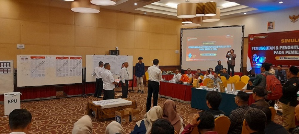 Anggota KPPS di Kabupaten Karanganyar melakukan simulasi pemungutan dan penghitungan suara Pemilu 2024 belum lama ini.
