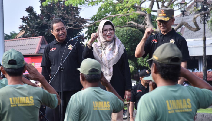 Bupati Sukoharjo Etik Suryani saat melepas jalan sehat Satpol PP, beberapa waktu lalu.