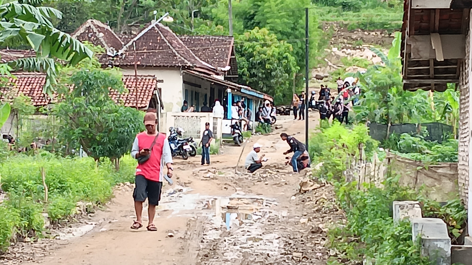 Ruas jalan di Desa Ngandong, Kecamatan Gantiwarno yang sebelumnya dipasang patok cor agar armada truk pengangkut tanah uruk tidak bisa melintas ke lokasi tambang.