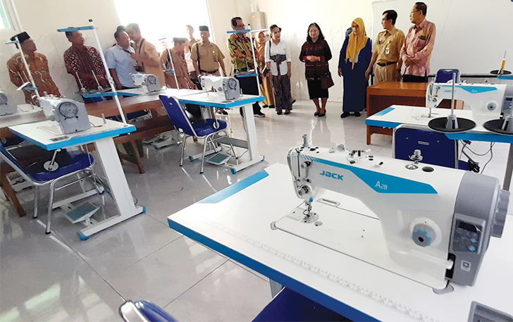ALAT BERSTANDAR: Suasana di dalam gedung praktik jurusan Desain & Produksi Busana SMK Penda 2 Karanganyar.