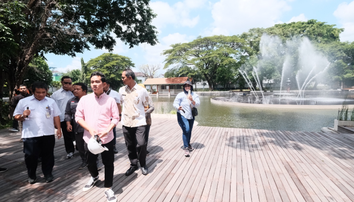 Wali Kota Solo Gibran Rakabuming Raka saat meninjau proyek revitalisasi Taman Balekambang, Selasa (13/2).