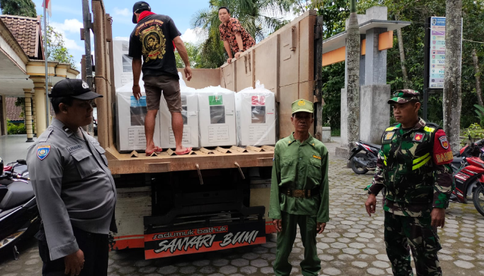 Pendistribusian logistik pemilu dari Kantor Desa Balerante ke seluruh TPS.
