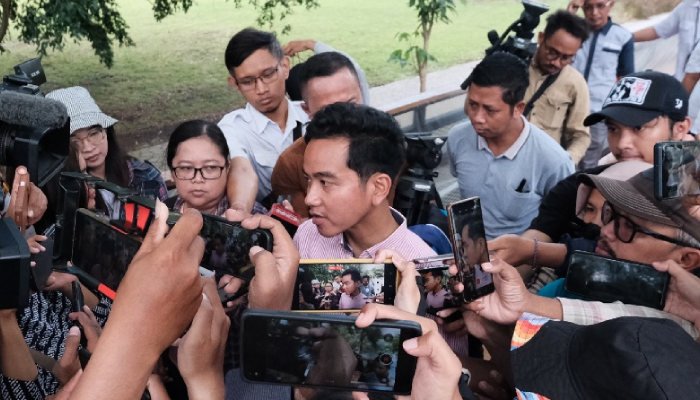 Gibran Rakabuming Raka menjawab pertanyaan wartawan saat meninjau proyek strategis di Kota Solo, Selasa (13/2).