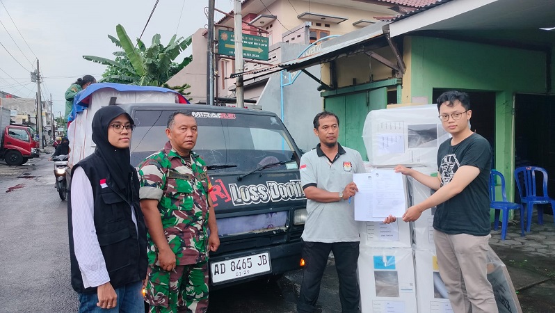 Penyerahan logistik Pemilu 2024 dari pihak PPS Kelurahan Cemani kepada Ketua KPPS TPS 54, Selasa (13/2).