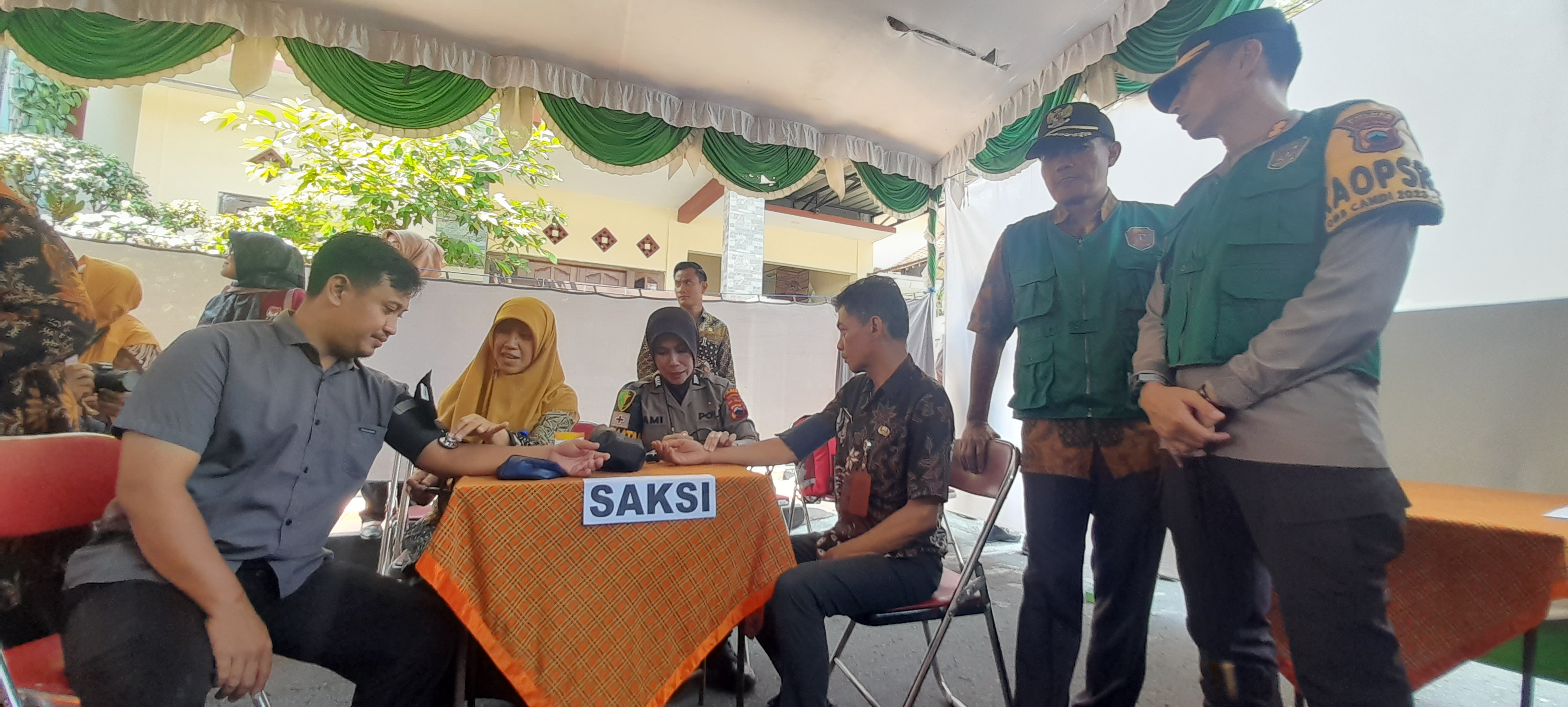 Petugas Dinkes Karanganyar ukur tekanan darah petugas KPPS, Selasa (13/2/2023).